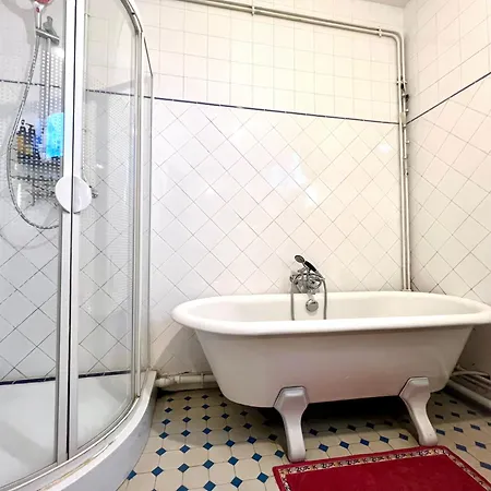 2 Bedrooms Chic 18th District Apartment